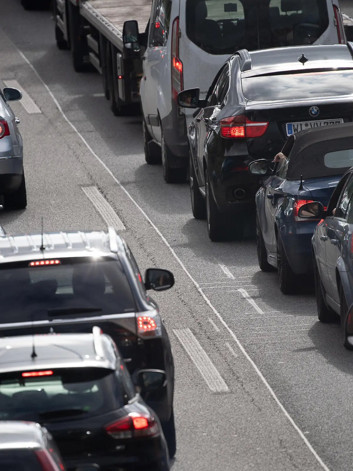 ARCHIV - 21.06.2021, Hessen, Wiesbaden: Autos stauen sich im Berufsverkehr nach der Sperrung der Salzbachtalbrücke auf der A66. Abo-Modelle bringen Autobauern und Dienstleistern nach Einschätzung von Branchenexperten demnächst ein wichtiges Zusatzgeschäft. (zu dpa «Analyse: Auto-Abos werden zulegen, aber Autokäufe nicht zurückdrängen») Foto: Sebastian Gollnow/dpa +++ dpa-Bildfunk +++