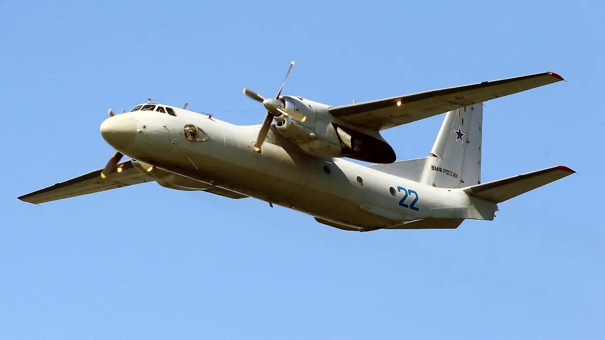 ARCHIV - 07.05.2015, Russland, Baltijsk: Eine Antonow An-26 bei einer Probe für eine Militärparade. Beim Absturz einer russischen Militärtransportmaschine vom Typ Antonow An-26 in Syrien sind am 06.03.2018 alle 32 Menschen an Bord getötet worden. Das Flugzeug sei beim Landeanflug auf den Luftwaffenstützpunkt Hamaimim abgestürzt, teilte das russische Verteidigungsministerium in Moskau mit. Foto: Igor Zarembo/dpa +++ dpa-Bildfunk +++