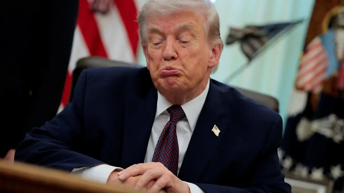 U.S. President Donald Trump reacts as he speaks during the signing ceremony for an executive order on mail ballots, in the Oval Office of the White House in Washington, D.C., March 31, 2026. REUTERS/Evan Vucci
