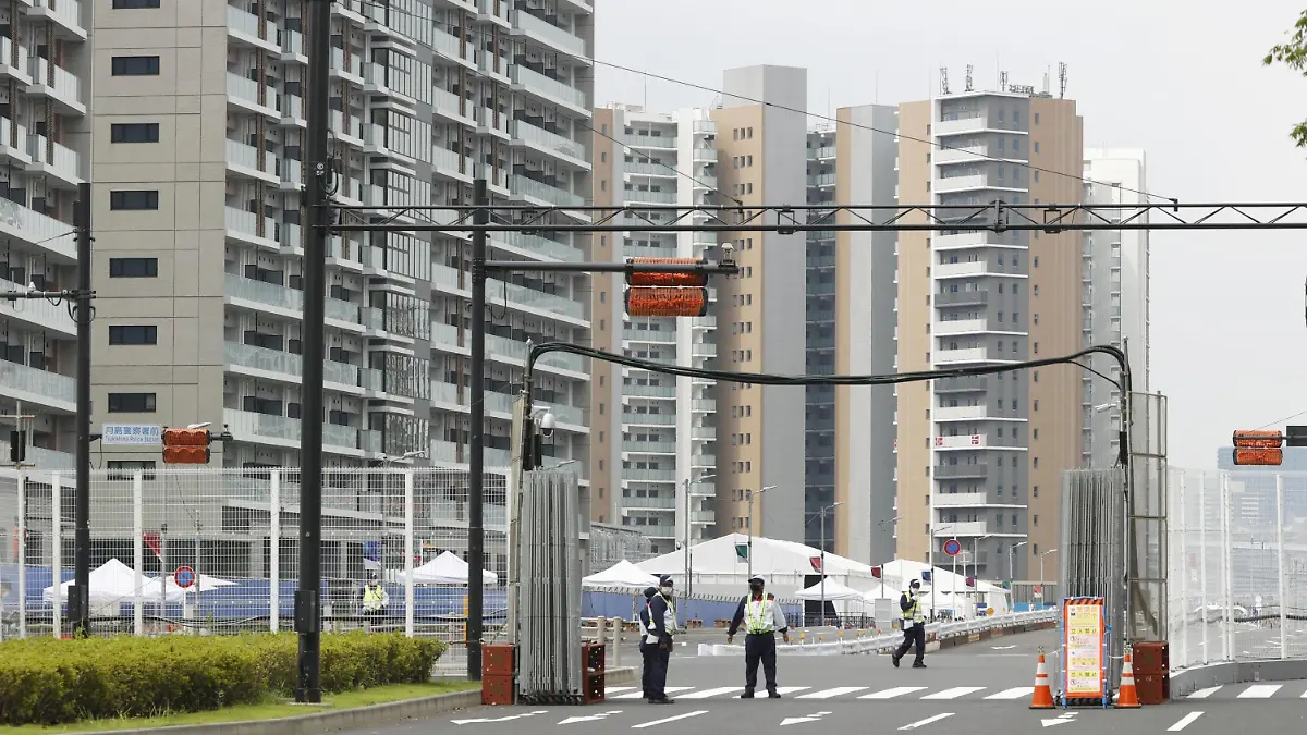 13.07.2021, Japan, Tokio: Das Athletendorf für die Olympischen Spiele in Tokio, steht im Hafenviertel Harumi der Hauptstadt. Zehn Tage vor Beginn der Olympischen Spiele hat das Athletendorf in Tokio geöffnet. Der normalerweise fröhliche Countdown-Beginn wurde am Dienstag überschattet von der andauernden Sorge vieler Menschen im Gastgeberland vor einer Ausbreitung des Coronavirus durch das Mega-Sportspektakel. Foto: ---/Kyodo/dpa +++ dpa-Bildfunk +++