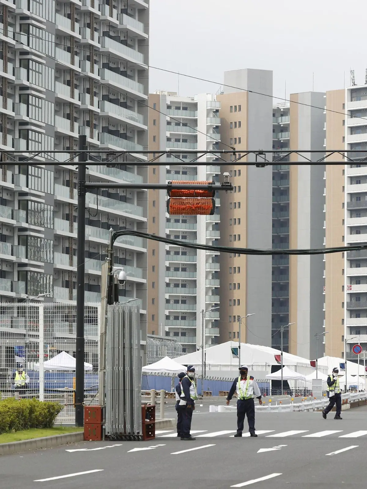 13.07.2021, Japan, Tokio: Das Athletendorf für die Olympischen Spiele in Tokio, steht im Hafenviertel Harumi der Hauptstadt. Zehn Tage vor Beginn der Olympischen Spiele hat das Athletendorf in Tokio geöffnet. Der normalerweise fröhliche Countdown-Beginn wurde am Dienstag überschattet von der andauernden Sorge vieler Menschen im Gastgeberland vor einer Ausbreitung des Coronavirus durch das Mega-Sportspektakel. Foto: ---/Kyodo/dpa +++ dpa-Bildfunk +++