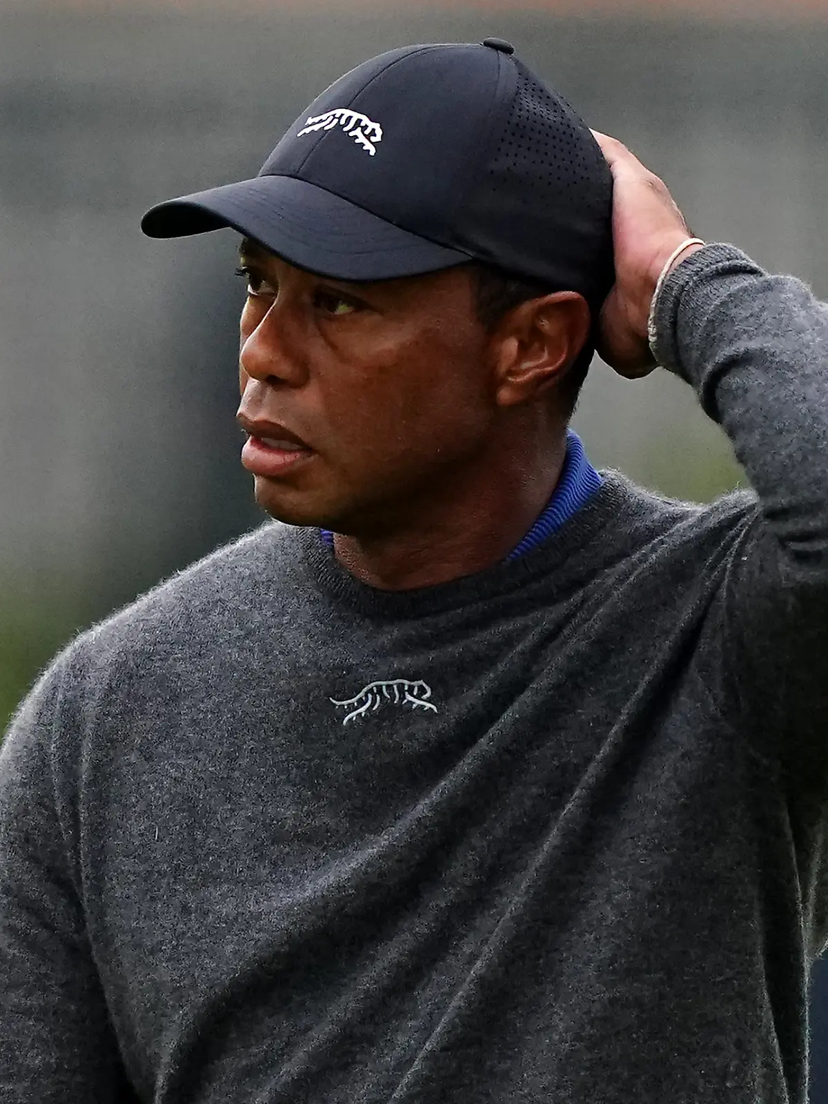 ARCHIV - 18.07.2024, Großbritannien, Troon: Golf: British Open, Einzel, Herren, 1. Runde. Tiger Woods aus den USA bedankt sich beim Publikum, nachdem er am 18. Grün geputtet hat. Woods hat sich die Achillessehne gerissen. (zu dpa: «Drogenverdacht: US-Golfstar Woods nach Unfall festgenommen») Foto: Zac Goodwin/PA Wire/dpa +++ dpa-Bildfunk +++