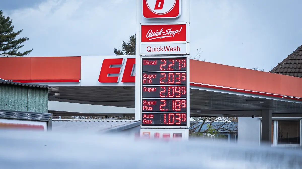 Zum 1. April tritt das neue Gesetz zur Begrenzung der tÃ_glichen Anpassung der Kraftstoffpreise der deutschen Bundesregierung in Kraft. Die sogenannte Spritpreisbremse soll dafÃ_r sorgen, dass die Folgen des Iran-Krieges und die damit stark gestiegenen Kraftstoffpreise eingedÃ_mmt werden. In Zukunft dÃ_rfen Tanstellen ihre Preise nur noch einmal am Tag, um 12 Uhr mittags, anheben. Senken dÃ_rfen sie sie immer. Ob das Gesetz den entsprechenden Effekt erzielt, ist zweifelhaft.