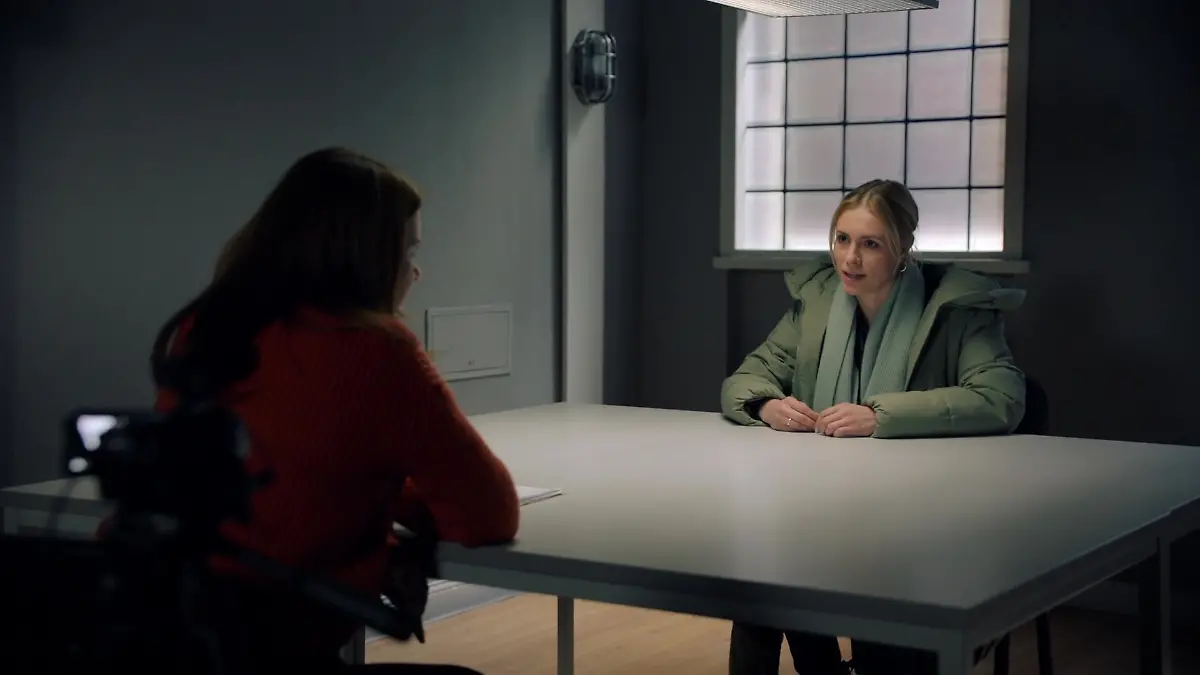 Toni (Olivia Marei) verhört Zoe (Lara Dandelion Seibert).