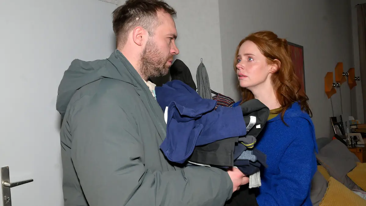 Mit gebrochenen Herzen trennt sich Toni (Olivia Marei) von Erik (Patrick Heinrich).