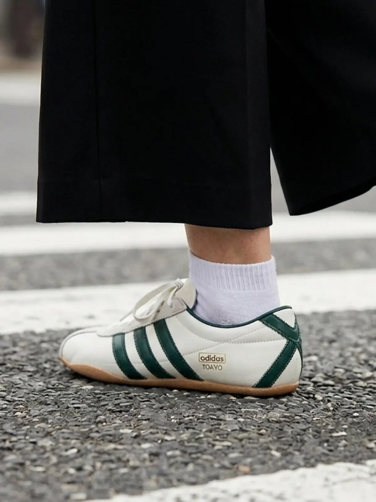 Frau trägt Adidas Tokyo Sneaker.
