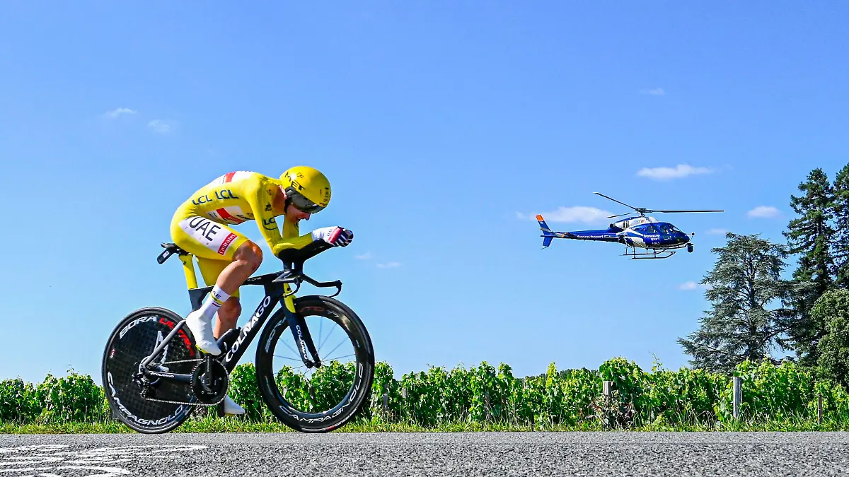SAINT-EMILION, FRANCE - JULY 17 : POGACAR Tadej SLO of UAE TEAM EMIRATES during stage 20 of the 108th edition of the 2021 Tour de France cycling race, an individual time trial stage of 30,8 kms between Libourne and Saint-Emilion. on July 17, 2021 in Saint-Emilion, France, 17/07/2021 CYCLISME : Tour de France 2021 - Etape 20 - Libourne to Saint-Emilion - 17/07/2021 PHOTONEWS/PANORAMIC PUBLICATIONxINxGERxSUIxAUTxHUNxONLY