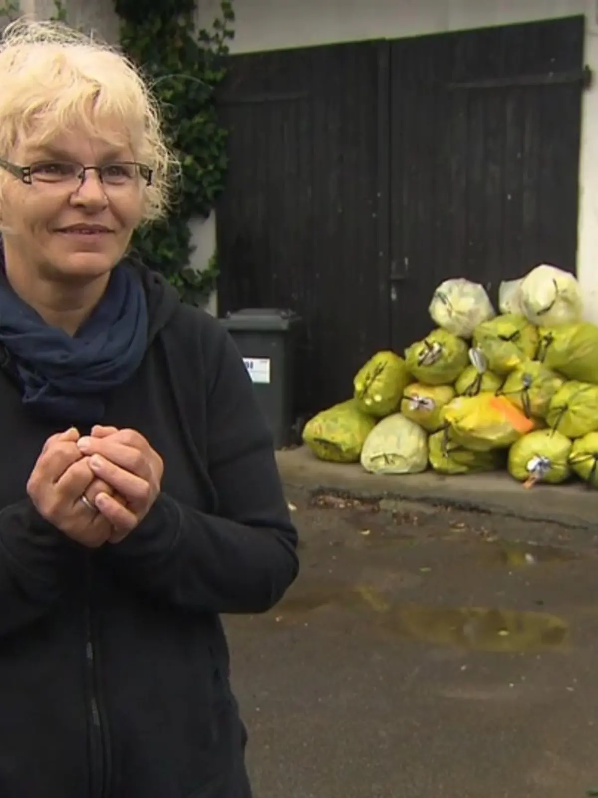 Seit Wochen modert der Plastikmüll in diesem kleinen Örtchen in Niedersachsen vor sich hin. Denn: Die Müllabfuhr kommt einfach nicht mehr! Der Grund: Die Straße nach Ovelgönne sei zu klein und zu schmal.