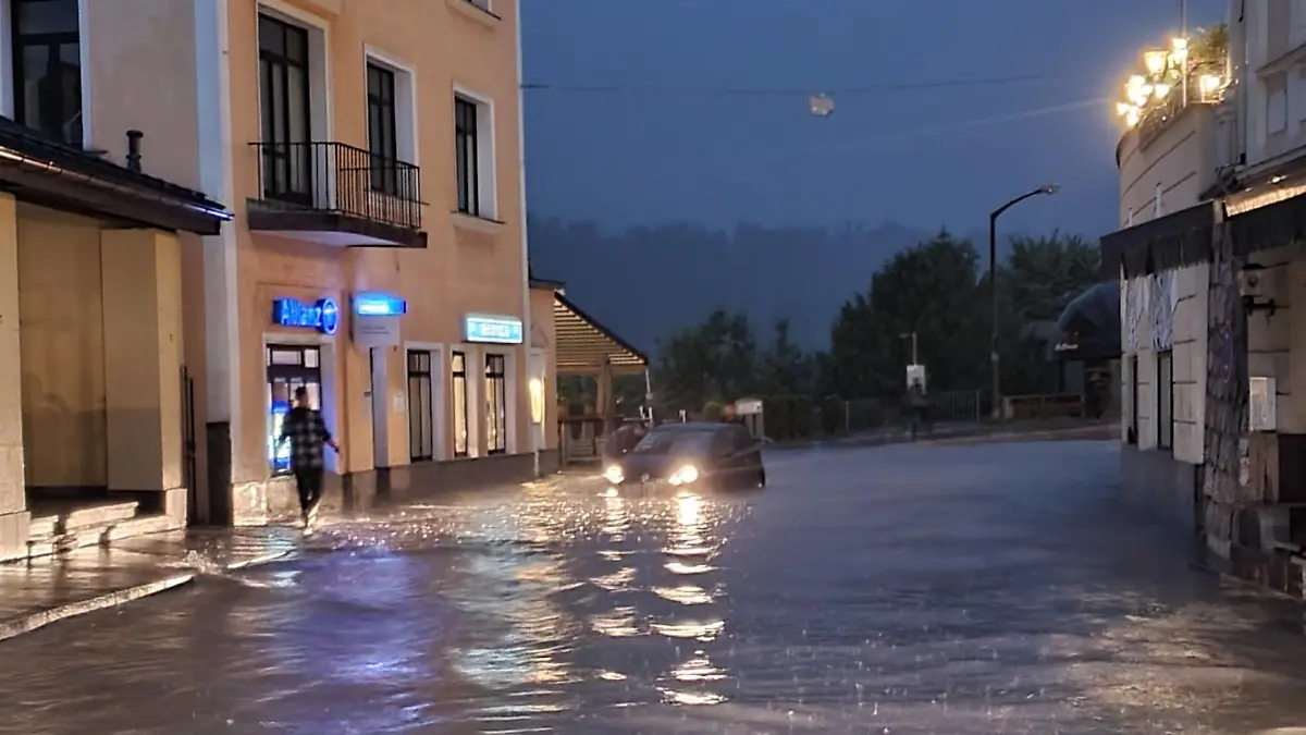 17.07.2021, Bayern, Berchtesgaden: Wasser steht in einer Straße in Berchtesgaden. Der Landkreis Berchtesgadener Land hat nach starkem Regen wegen Hochwassers den Katastrophenfall ausgerufen. Foto: Kilian Pfeiffer/dpa +++ dpa-Bildfunk +++