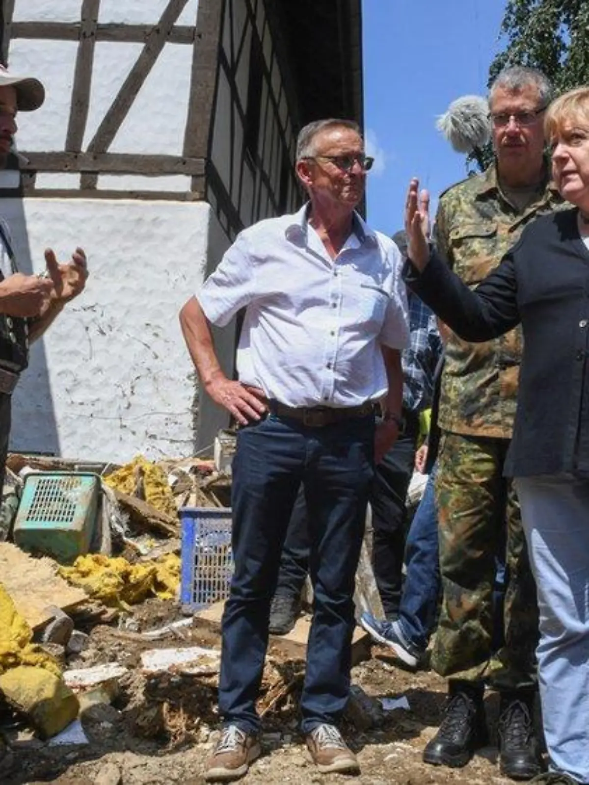 Angela Merkel nach Flutkatastrophe: "Wir stehen an Ihrer Seite"