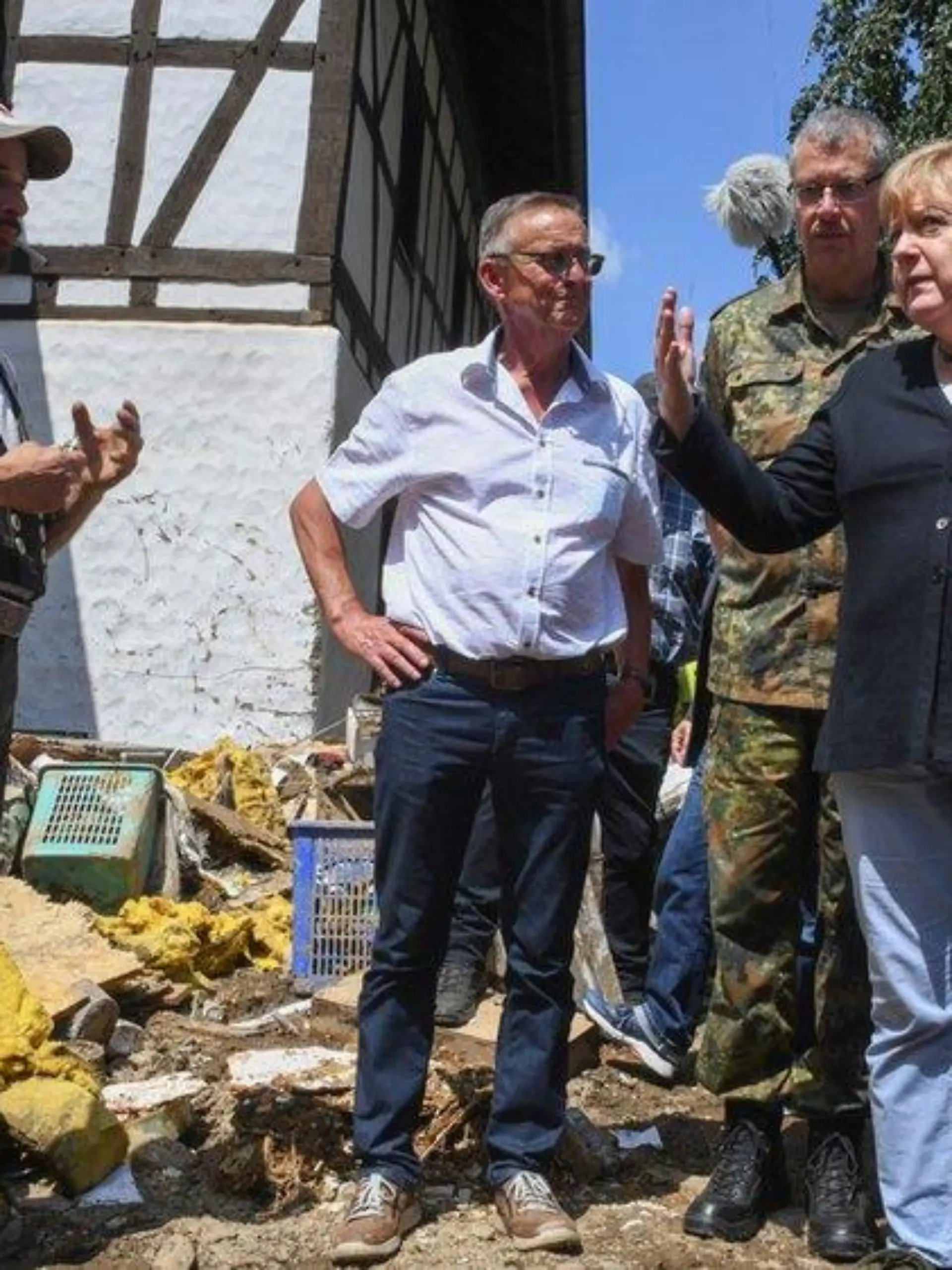 Angela Merkel nach Flutkatastrophe: "Wir stehen an Ihrer Seite"