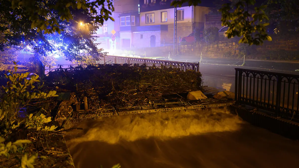 17.07.2021, Sachsen, Bad Schandau: Holz und Geröll hat die Kirnitzsch auf einer Brücke angespühlt. Extreme Regenfälle von teils mehr als 100 Litern pro Quadratmeter innerhalb von 24 Stunden haben am Samstag in der Sächsischen Schweiz zu Überflutungen geführt. Foto: Robert Michael/dpa-Zentralbild/dpa +++ dpa-Bildfunk +++