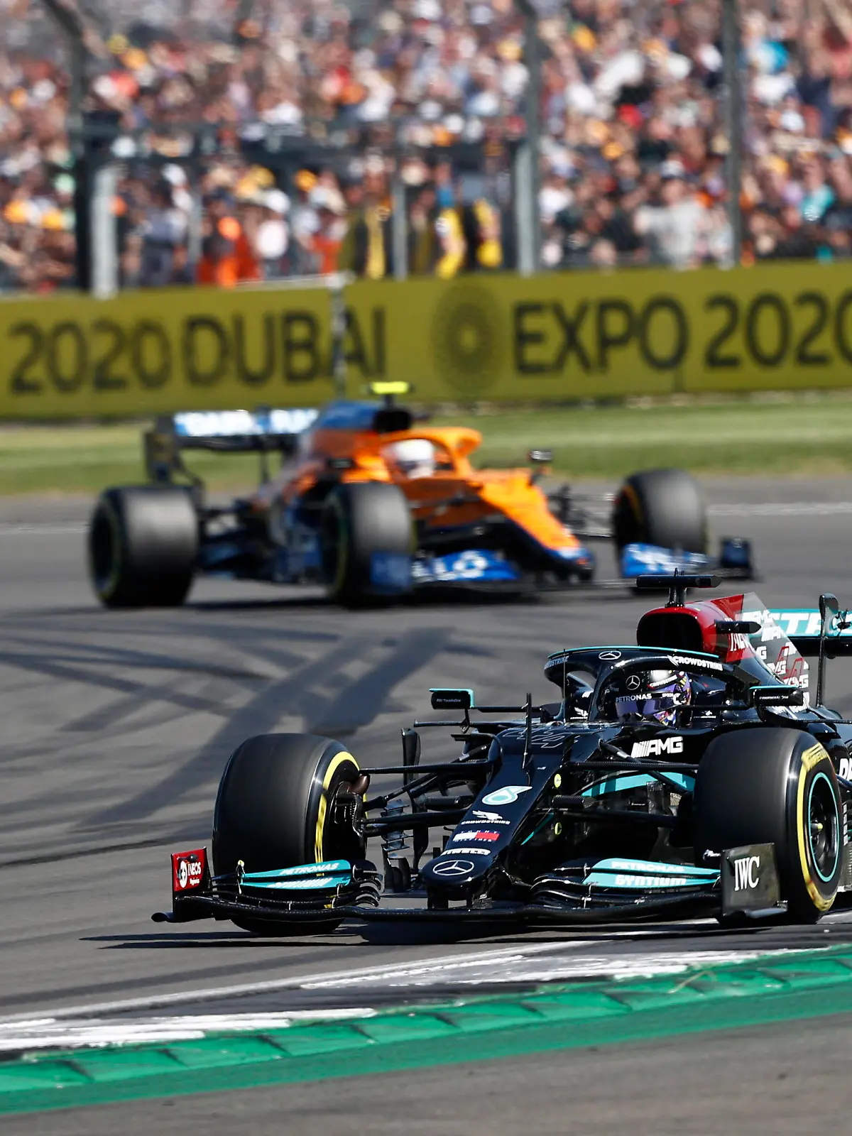  Formula 1 2021: British GP SILVERSTONE CIRCUIT, UNITED KINGDOM - JULY 18: Sir Lewis Hamilton, Mercedes W12, leads Lando Norris, McLaren MCL35M during the British GP at Silverstone Circuit on Sunday July 18, 2021 in Northamptonshire, United Kingdom. Photo by Andy Hone / LAT Images Images PUBLICATIONxINxGERxSUIxAUTxHUNxONLY GP2110_144707_ONY8499