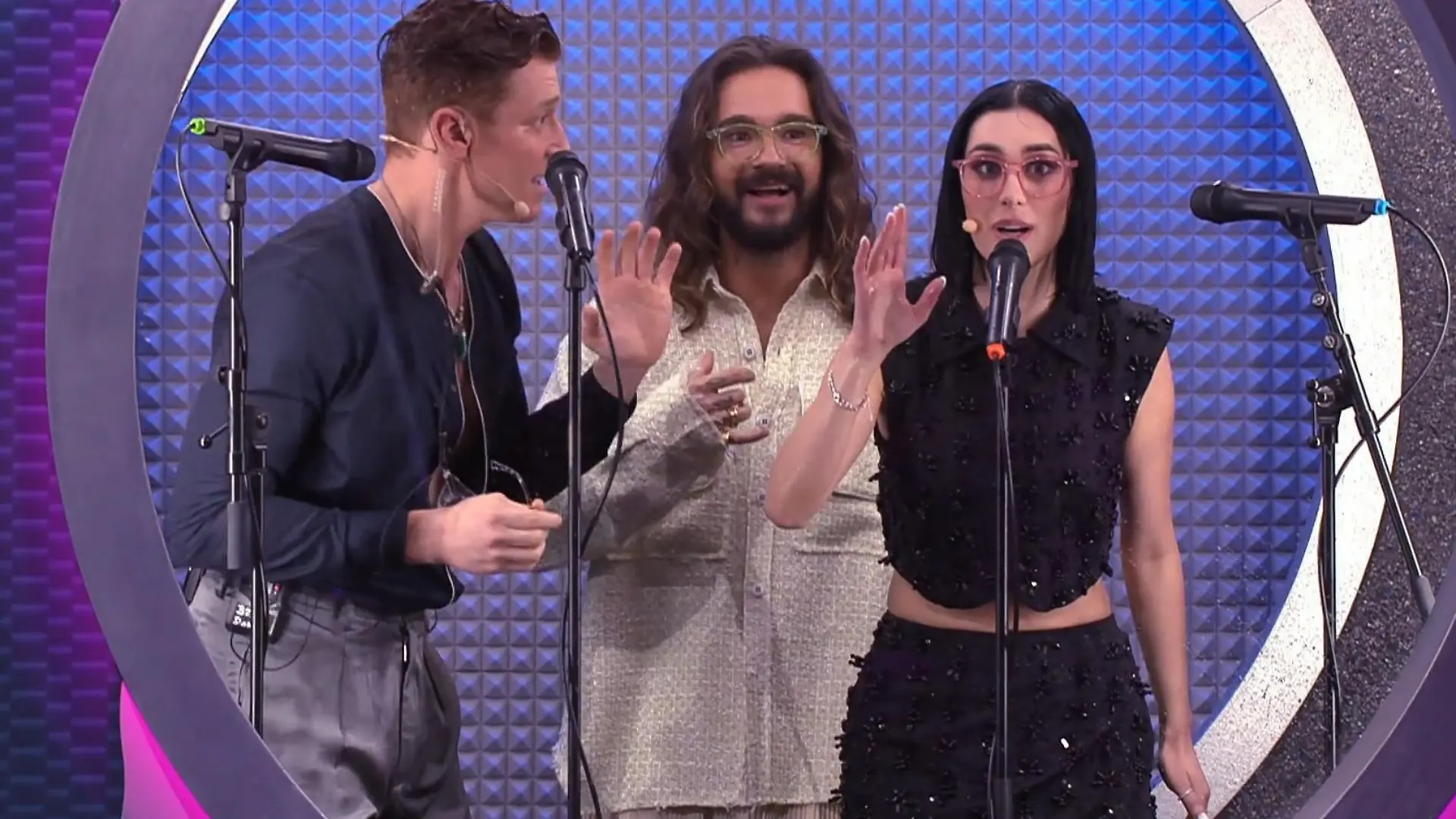 "Ähhm..." Wird sie sich noch an die richtigen Textzeilen erinnern? Daniel Donskoy und Teamkapitän Tom Kaulitz zittern mit Musikerin Elif mit