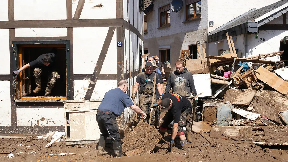 18.07.2021, Rheinland-Pfalz, Schuld: Im kleinen Ort Schuld im Ahrtal laufen die Auräumungsarbeiten auf Hochtouren. Bundeskanzlerin Merkel hat ihren Besuch angekündigt. Foto: Thomas Frey/dpa +++ dpa-Bildfunk +++