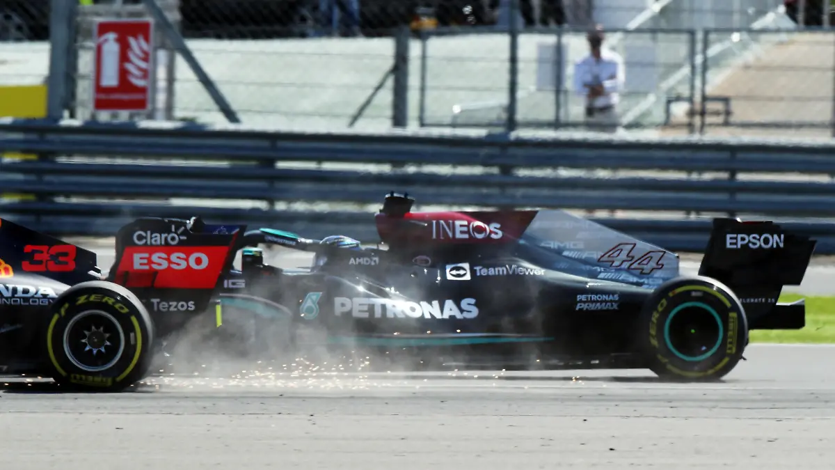 Formula One F1 - British Grand Prix - Silverstone Circuit, Silverstone, Britain - July 18, 2021 Red Bull's Max Verstappen leads at the start of the race ahead of Mercedes' Lewis Hamilton REUTERS/Peter Cziborra