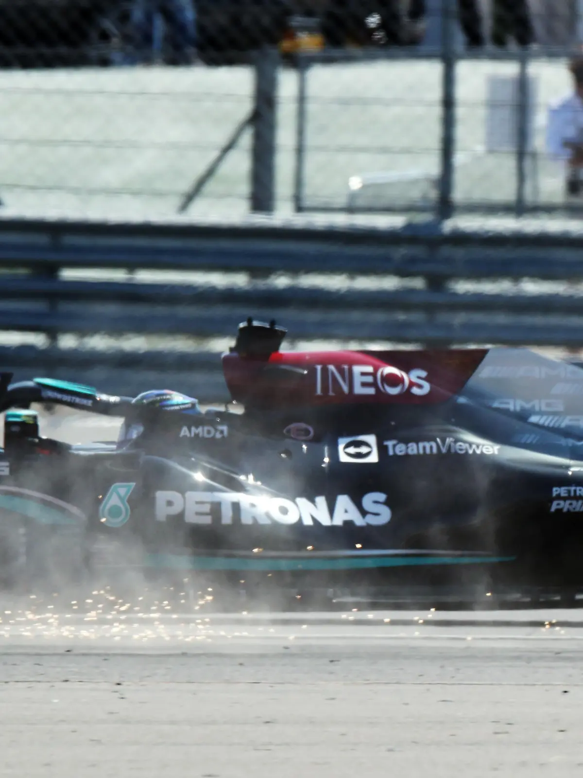 Formula One F1 - British Grand Prix - Silverstone Circuit, Silverstone, Britain - July 18, 2021 Red Bull's Max Verstappen leads at the start of the race ahead of Mercedes' Lewis Hamilton REUTERS/Peter Cziborra