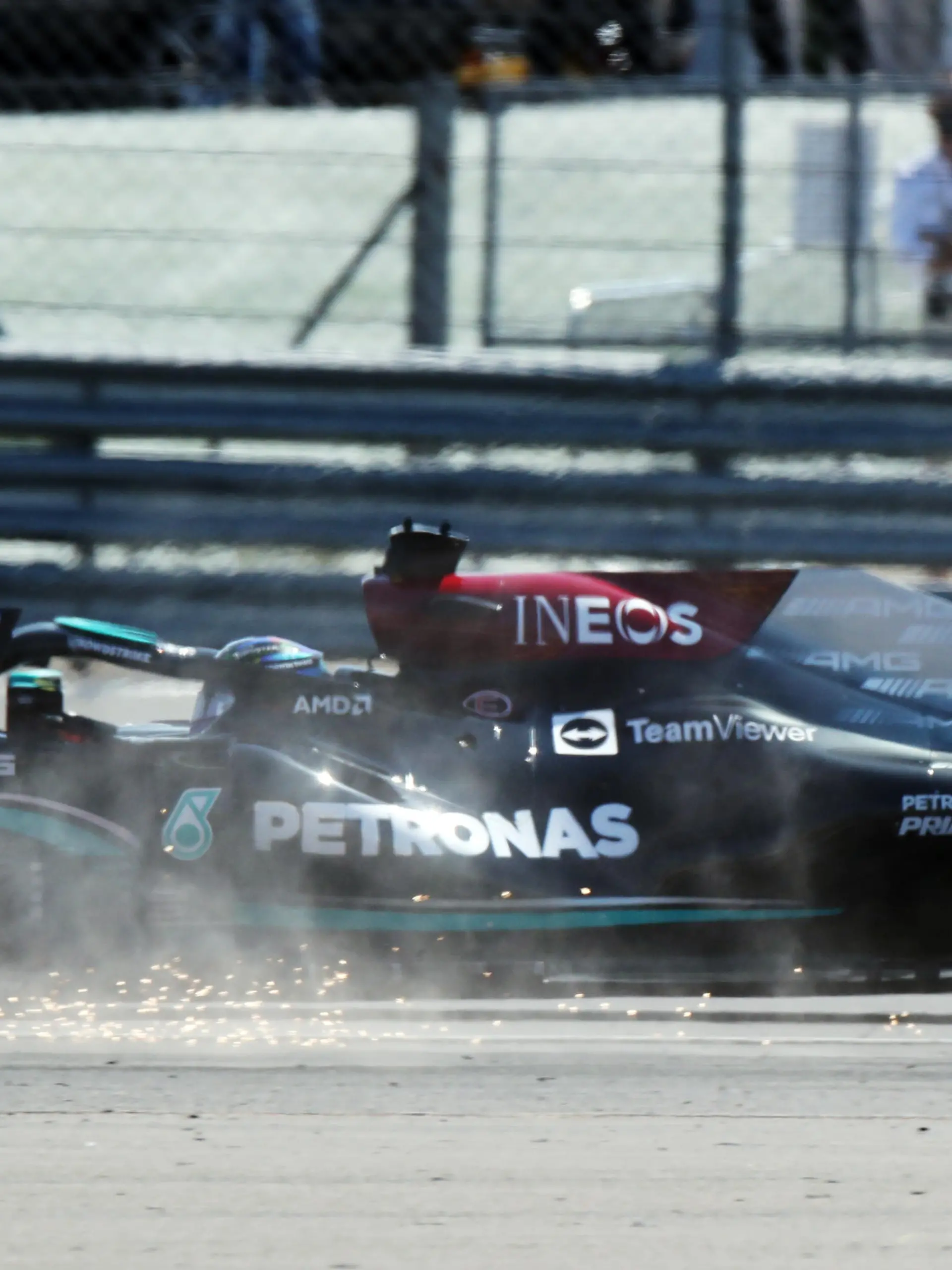 Formula One F1 - British Grand Prix - Silverstone Circuit, Silverstone, Britain - July 18, 2021 Red Bull's Max Verstappen leads at the start of the race ahead of Mercedes' Lewis Hamilton REUTERS/Peter Cziborra