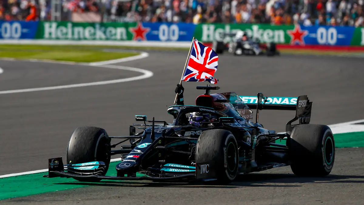 Formula 1 2021: British GP SILVERSTONE CIRCUIT, UNITED KINGDOM - JULY 18: Sir Lewis Hamilton, Mercedes W12, 1st position, flies the flag from his cockpit during the British GP at Silverstone Circuit on Sunday July 18, 2021 in Northamptonshire, United Kingdom. Photo by Charles Coates / LAT Images Images PUBLICATIONxINxGERxSUIxAUTxHUNxONLY GP2110_150433_N3I2756 