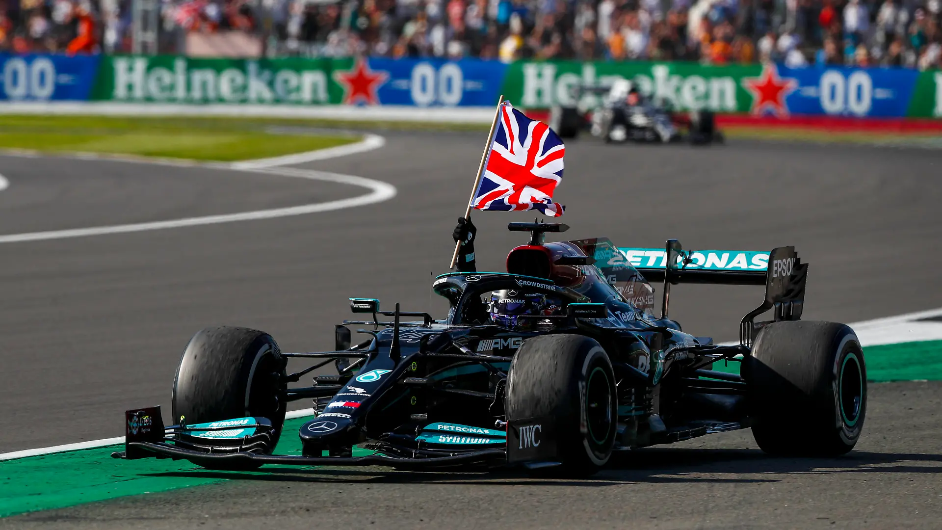 Formula 1 2021: British GP SILVERSTONE CIRCUIT, UNITED KINGDOM - JULY 18: Sir Lewis Hamilton, Mercedes W12, 1st position, flies the flag from his cockpit during the British GP at Silverstone Circuit on Sunday July 18, 2021 in Northamptonshire, United Kingdom. Photo by Charles Coates / LAT Images Images PUBLICATIONxINxGERxSUIxAUTxHUNxONLY GP2110_150433_N3I2756
