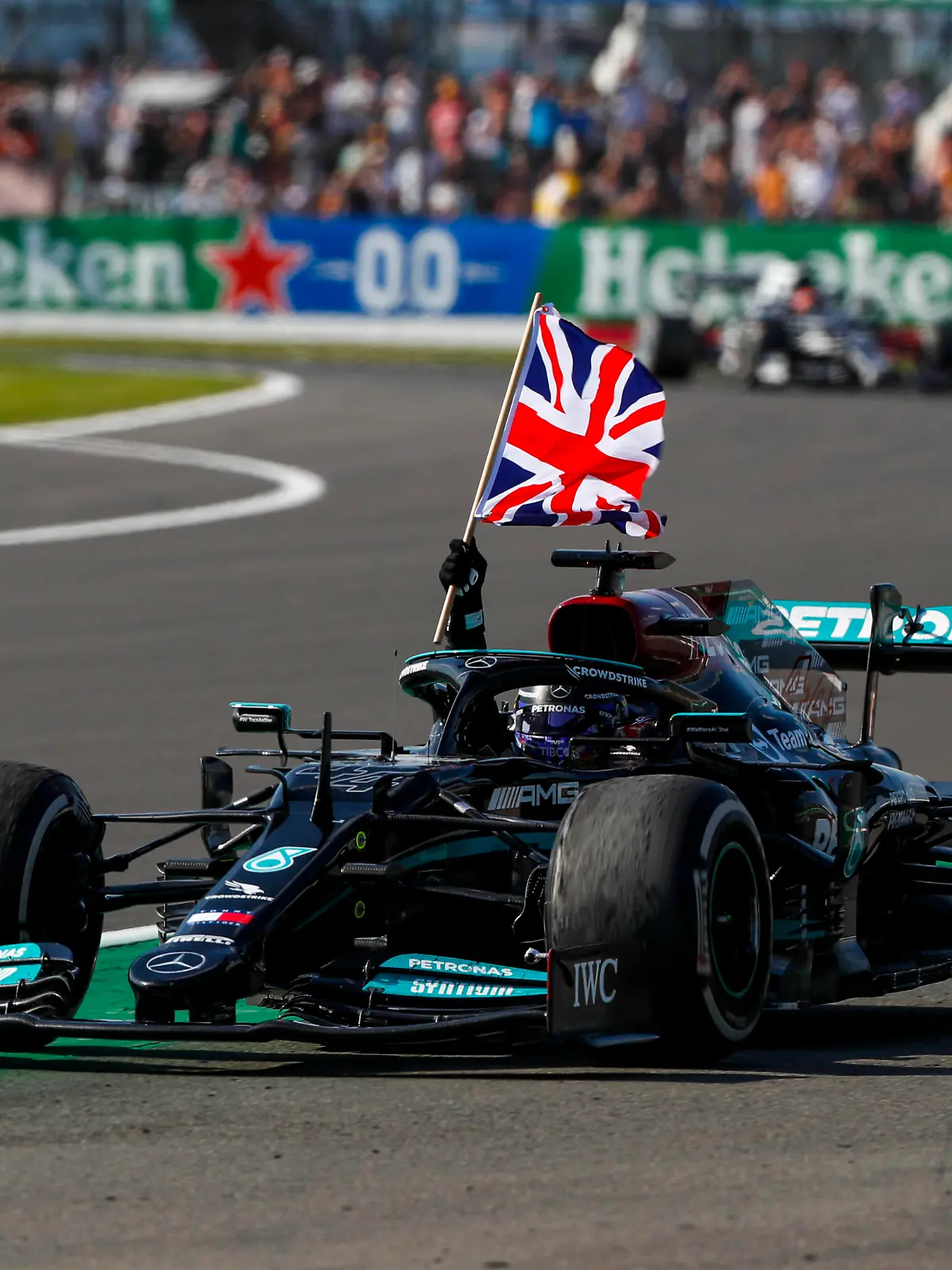 Formula 1 2021: British GP SILVERSTONE CIRCUIT, UNITED KINGDOM - JULY 18: Sir Lewis Hamilton, Mercedes W12, 1st position, flies the flag from his cockpit during the British GP at Silverstone Circuit on Sunday July 18, 2021 in Northamptonshire, United Kingdom. Photo by Charles Coates / LAT Images Images PUBLICATIONxINxGERxSUIxAUTxHUNxONLY GP2110_150433_N3I2756 
