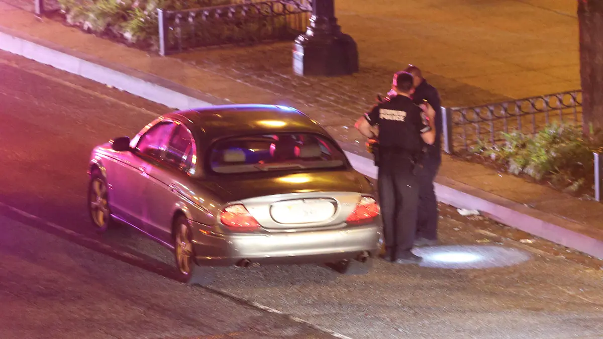 Polizisten ermitteln vor dem Stadion.