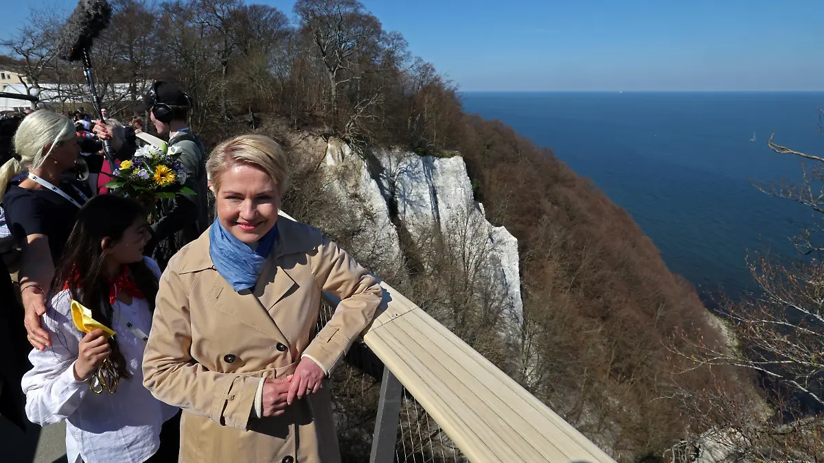 Beim Eröffnungsrundgang für den Skywalk über den Kreidefelsen der Ostseeinsel Rügen schaut Manuela Schwesig (SPD), Ministerpräsidentin von Mecklenburg-Vorpommern, auf die Ostsee. Der sogenannte Königsweg wird von einem riesigen Abspannmast gehalten und schwebt über dem 118 hohen Königsstuhl, dem größten Kreidefelsen Deutschlands.