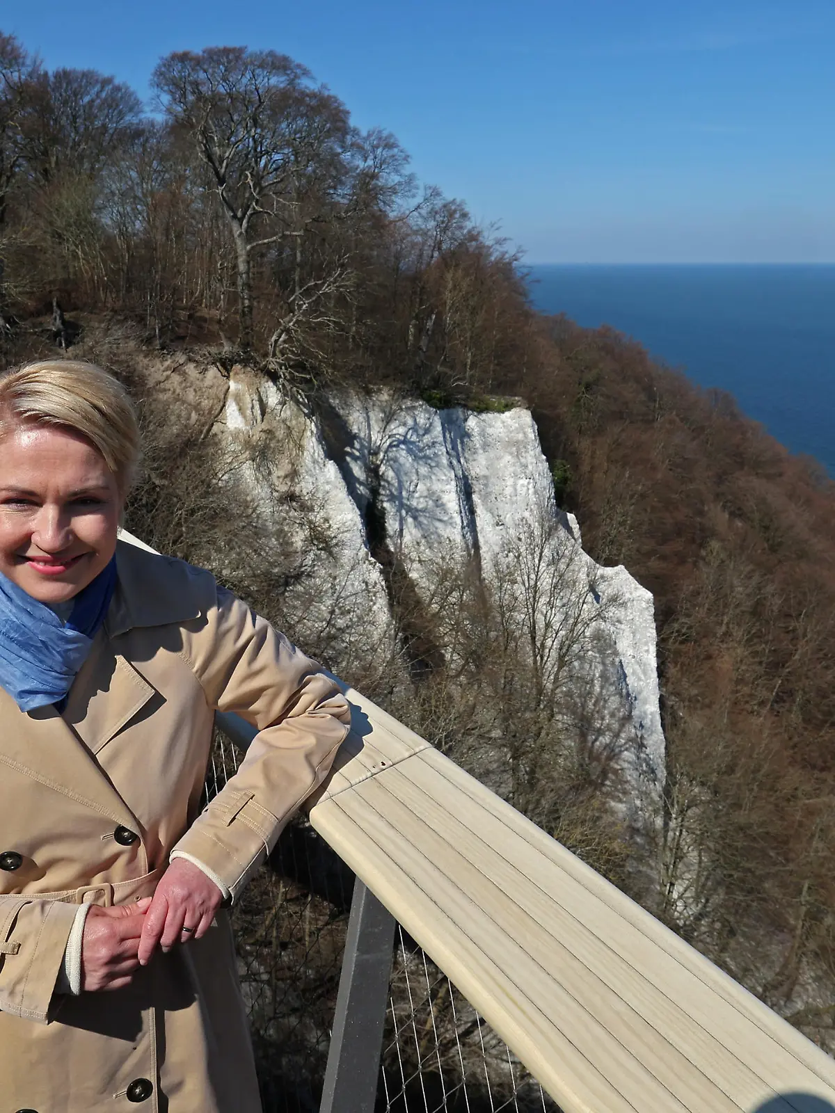 Beim Eröffnungsrundgang für den Skywalk über den Kreidefelsen der Ostseeinsel Rügen schaut Manuela Schwesig (SPD), Ministerpräsidentin von Mecklenburg-Vorpommern, auf die Ostsee. Der sogenannte Königsweg wird von einem riesigen Abspannmast gehalten und schwebt über dem 118 hohen Königsstuhl, dem größten Kreidefelsen Deutschlands.