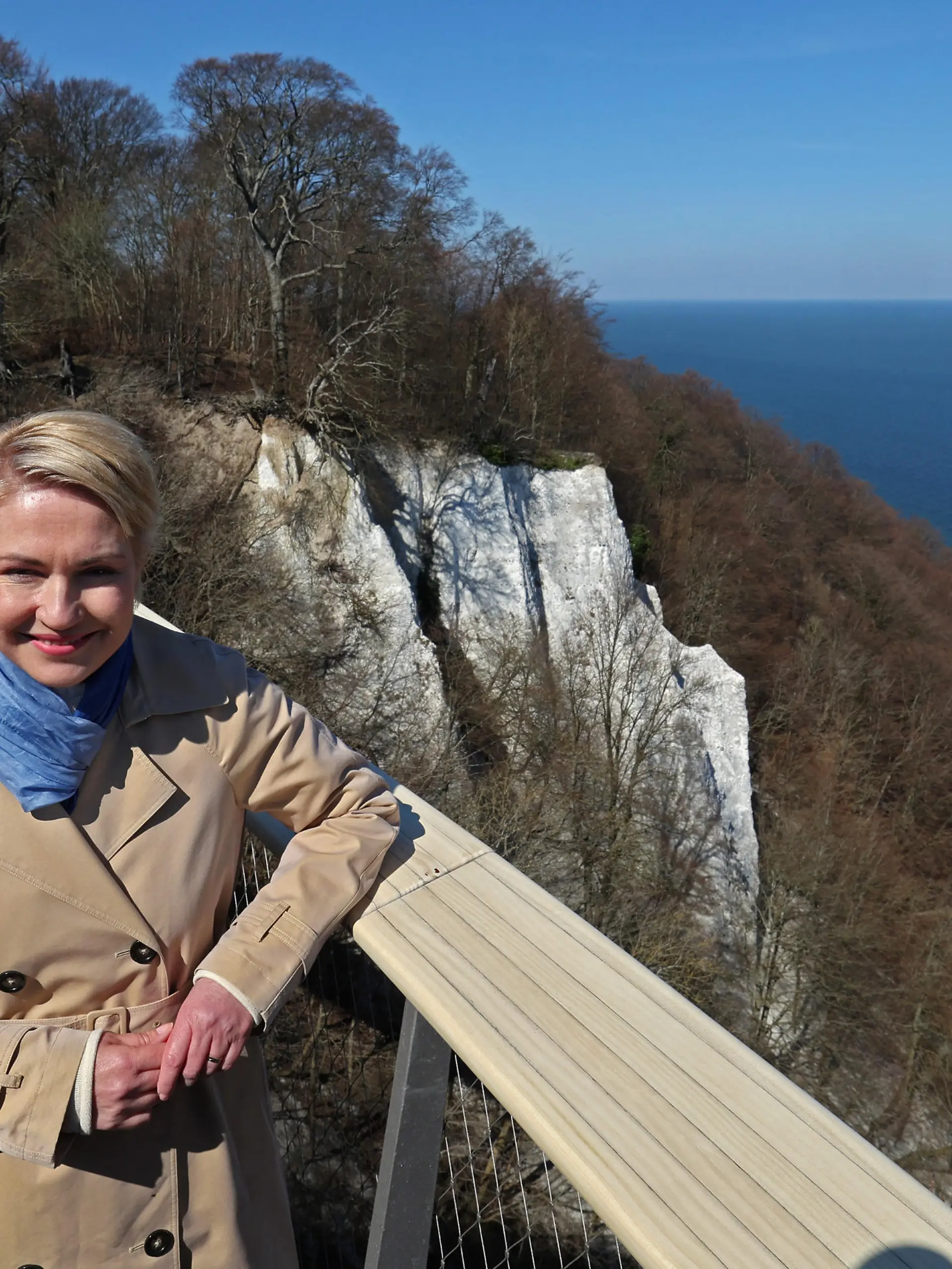 Beim Eröffnungsrundgang für den Skywalk über den Kreidefelsen der Ostseeinsel Rügen schaut Manuela Schwesig (SPD), Ministerpräsidentin von Mecklenburg-Vorpommern, auf die Ostsee. Der sogenannte Königsweg wird von einem riesigen Abspannmast gehalten und schwebt über dem 118 hohen Königsstuhl, dem größten Kreidefelsen Deutschlands.