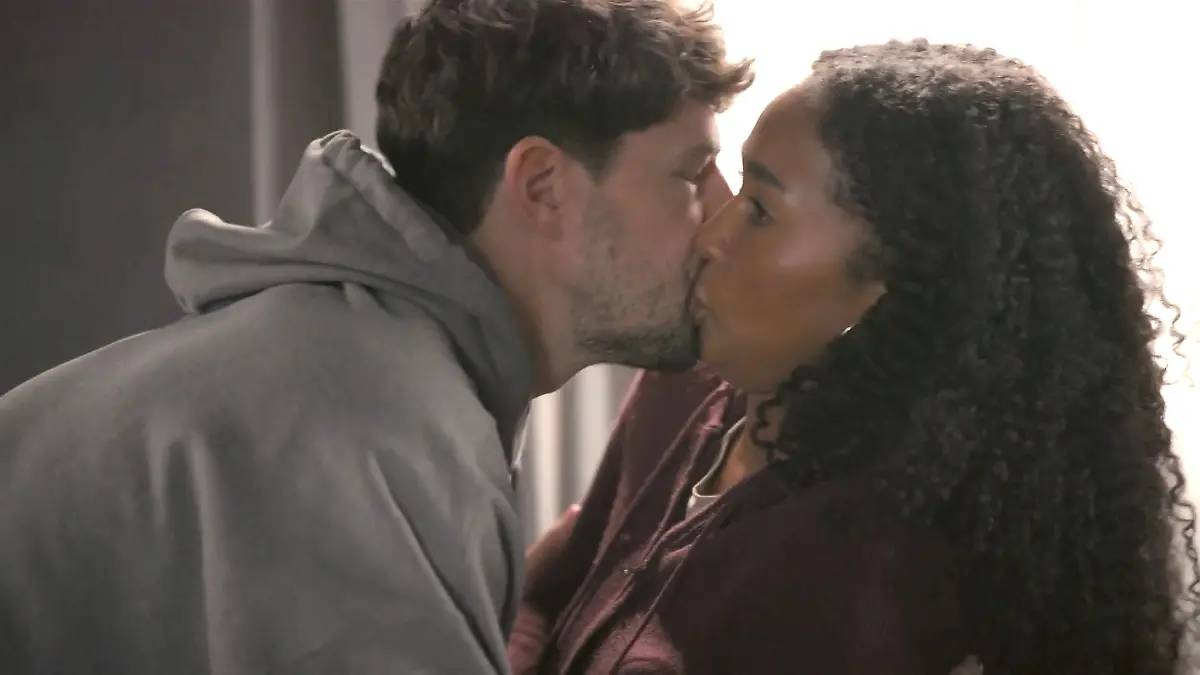 AWZ: Mika überrumpelt Imani mit einem Kuss