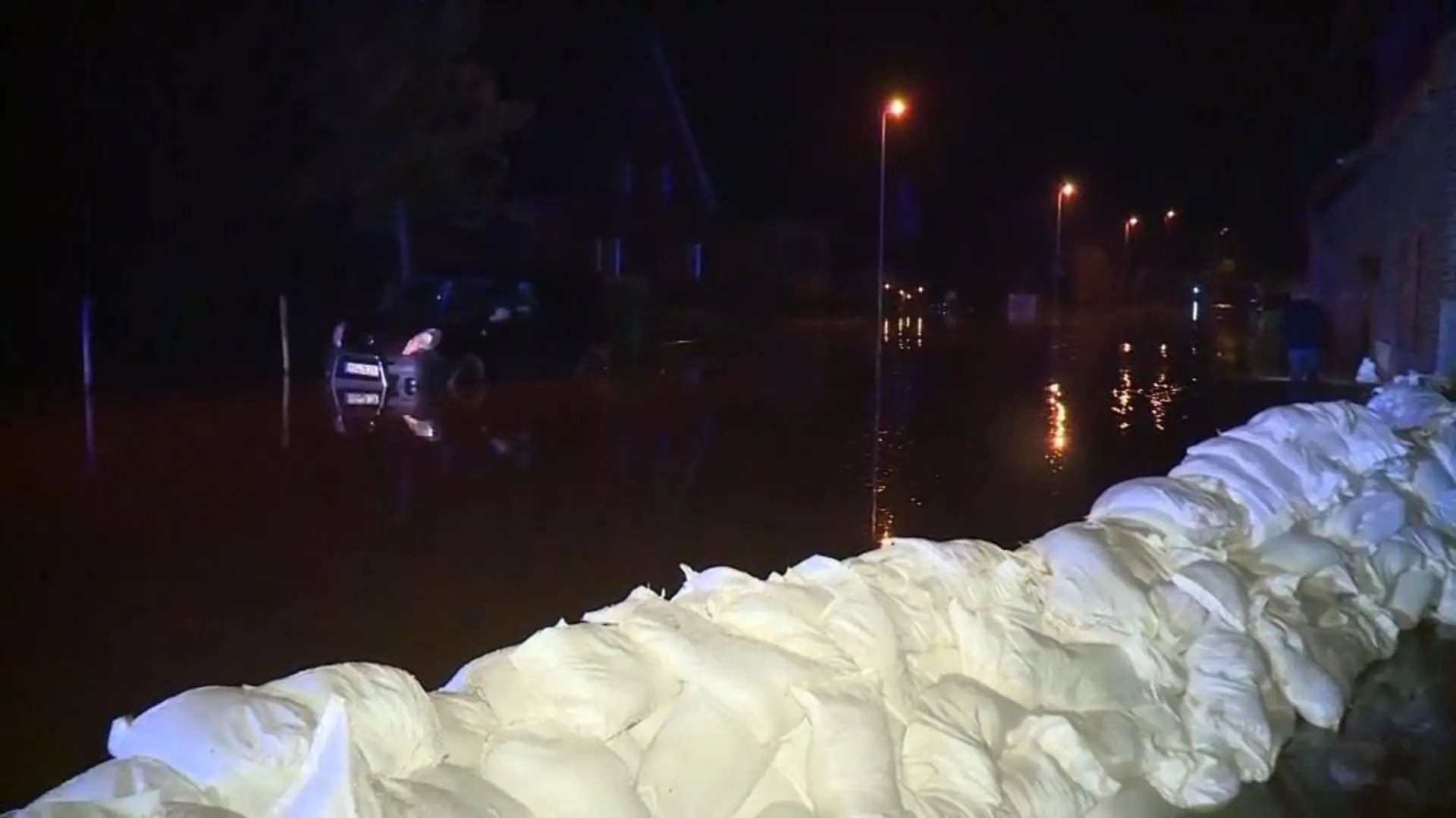Nach einem Dammbruch droht in Ophoven die Katastrophe Überflutungen im Kreis Heinsberg