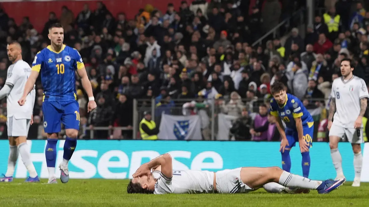 Italiens Fußball liegt nach dem Playoff-Aus am Boden - so wie hier Pio Esposito.