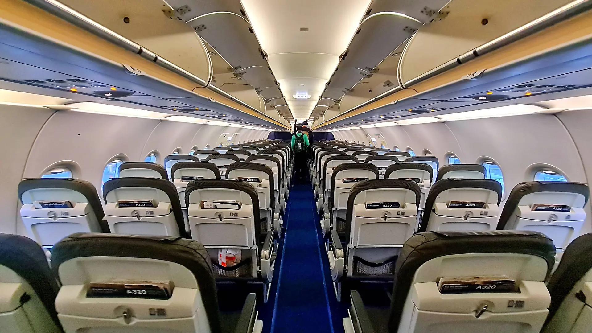 16.1.2025 Kabine Innenraum der Passagierkabine eines Airbus A320 der Lufthansa. Frankfurt am Main Fraport Hessen Deutschland *** 16 1 2025 Cabin Interior of the passenger cabin of a Lufthansa Airbus A320 Frankfurt am Main Fraport Hessen Germany