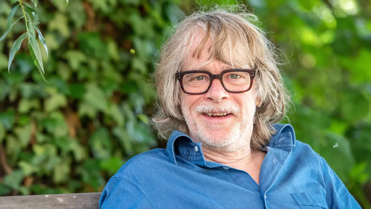 PRODUKTION - 17.06.2021, Nordrhein-Westfalen, Essen: Helge Schneider, Musiker, spricht in seinem Garten mit einem Journalisten. Sein neues Album heißt "The Last Jazz Vol. II" und erscheint am 16 Juli 2021. (zu dpa-KORR Wenn der Pabst ein Fisch wär': Helge hat ein neues Album aufgenommen) Foto: Caroline Seidel/dpa +++ dpa-Bildfunk +++