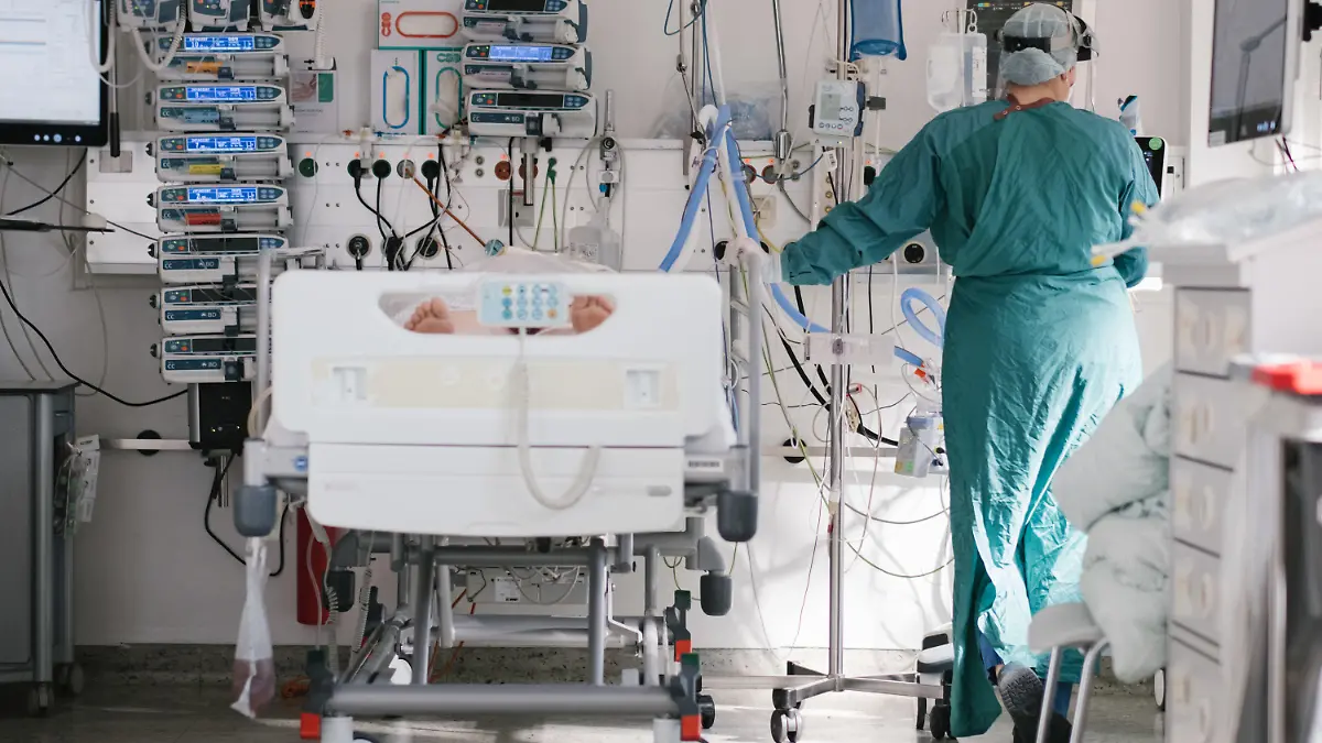 20.04.2021, Niedersachsen, Braunschweig: Eine Intensivpflegerin versorgt auf der Intensivstation am Klinikum Braunschweig einen an Covid-19 erkrankten Patienten. Als die Pandemie sich noch nicht abzeichnete, hat Niedersachsen die Ausbildung im Pflegebereich reformiert, die zuvor getrennten Ausbildungen in der Kinderkrankenpflege sowie der Alten- und Krankenpflege wurden zusammengeführt. (zu dpa «Pflegeausbildung in Niedersachsen ist nach Reform auf dem Prüfstand») Foto: Ole Spata/dpa +++ dpa-Bildfunk +++
