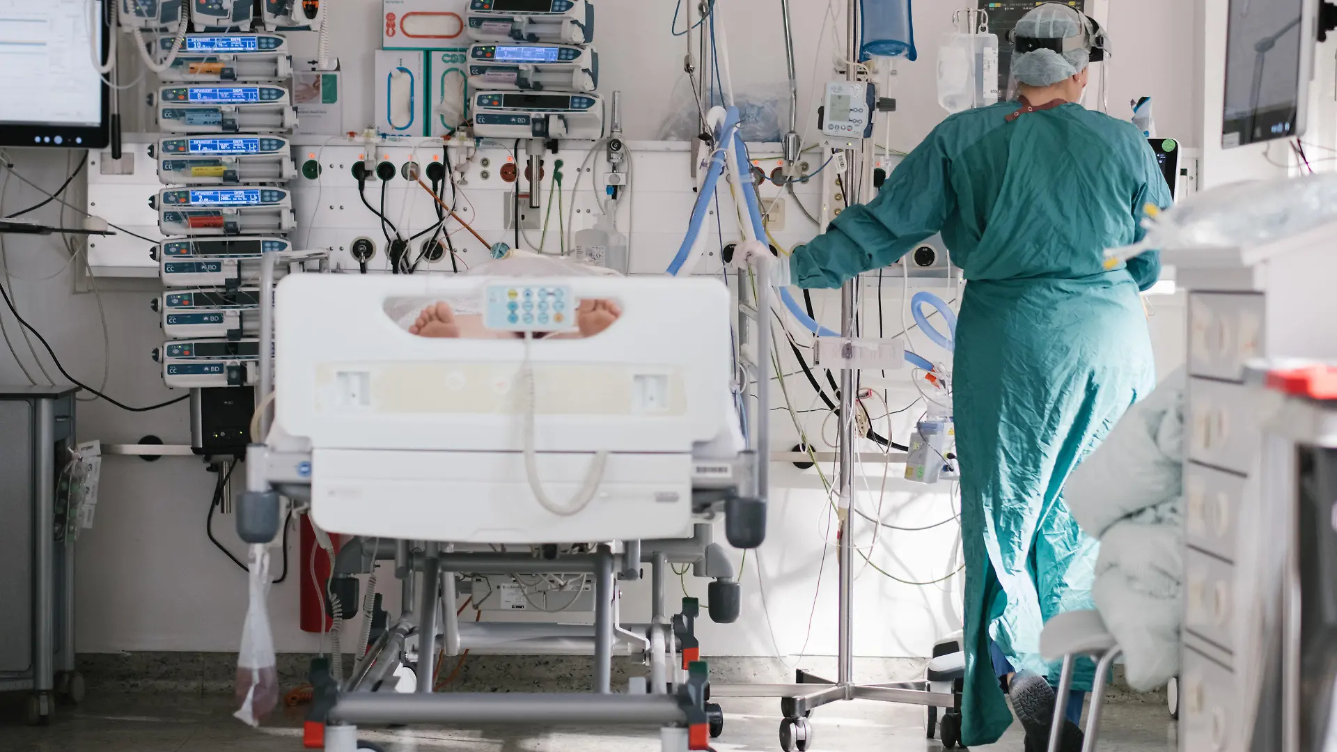 20.04.2021, Niedersachsen, Braunschweig: Eine Intensivpflegerin versorgt auf der Intensivstation am Klinikum Braunschweig einen an Covid-19 erkrankten Patienten. Als die Pandemie sich noch nicht abzeichnete, hat Niedersachsen die Ausbildung im Pflegebereich reformiert, die zuvor getrennten Ausbildungen in der Kinderkrankenpflege sowie der Alten- und Krankenpflege wurden zusammengeführt. (zu dpa «Pflegeausbildung in Niedersachsen ist nach Reform auf dem Prüfstand») Foto: Ole Spata/dpa +++ dpa-Bildfunk +++