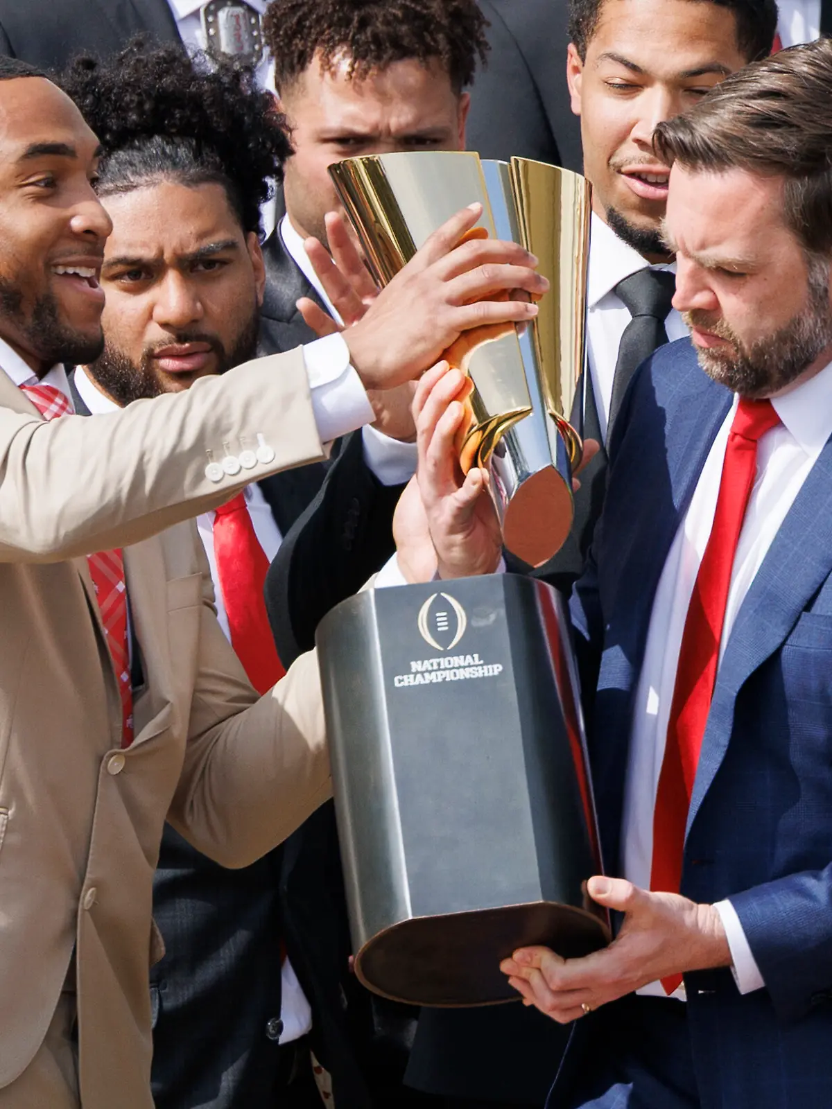 Bild zu: "US-Vize schrottet Pokal – Mega-Fauxpas bei Siegerehrung!"
