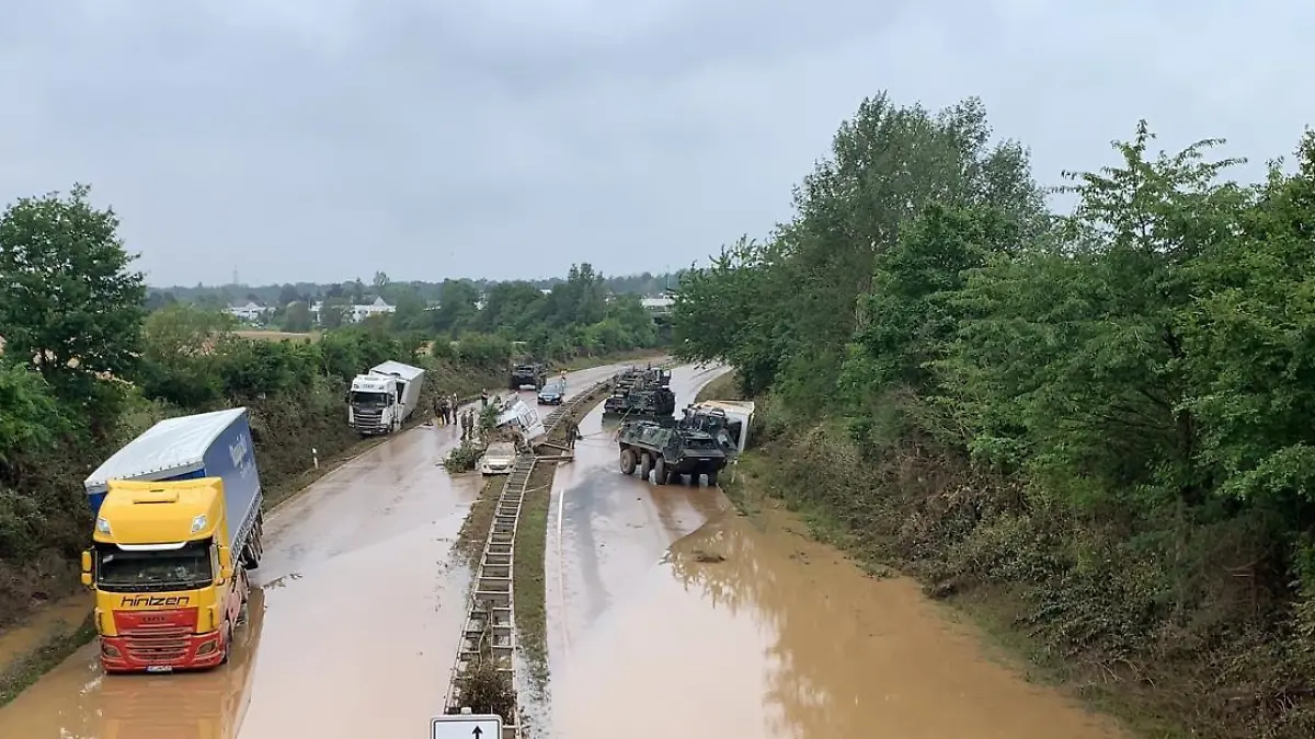 Der Wasserstand auf der B265 sinkt langsam. Schwimmpanzer der Bundeswehr bergen erste Autos.