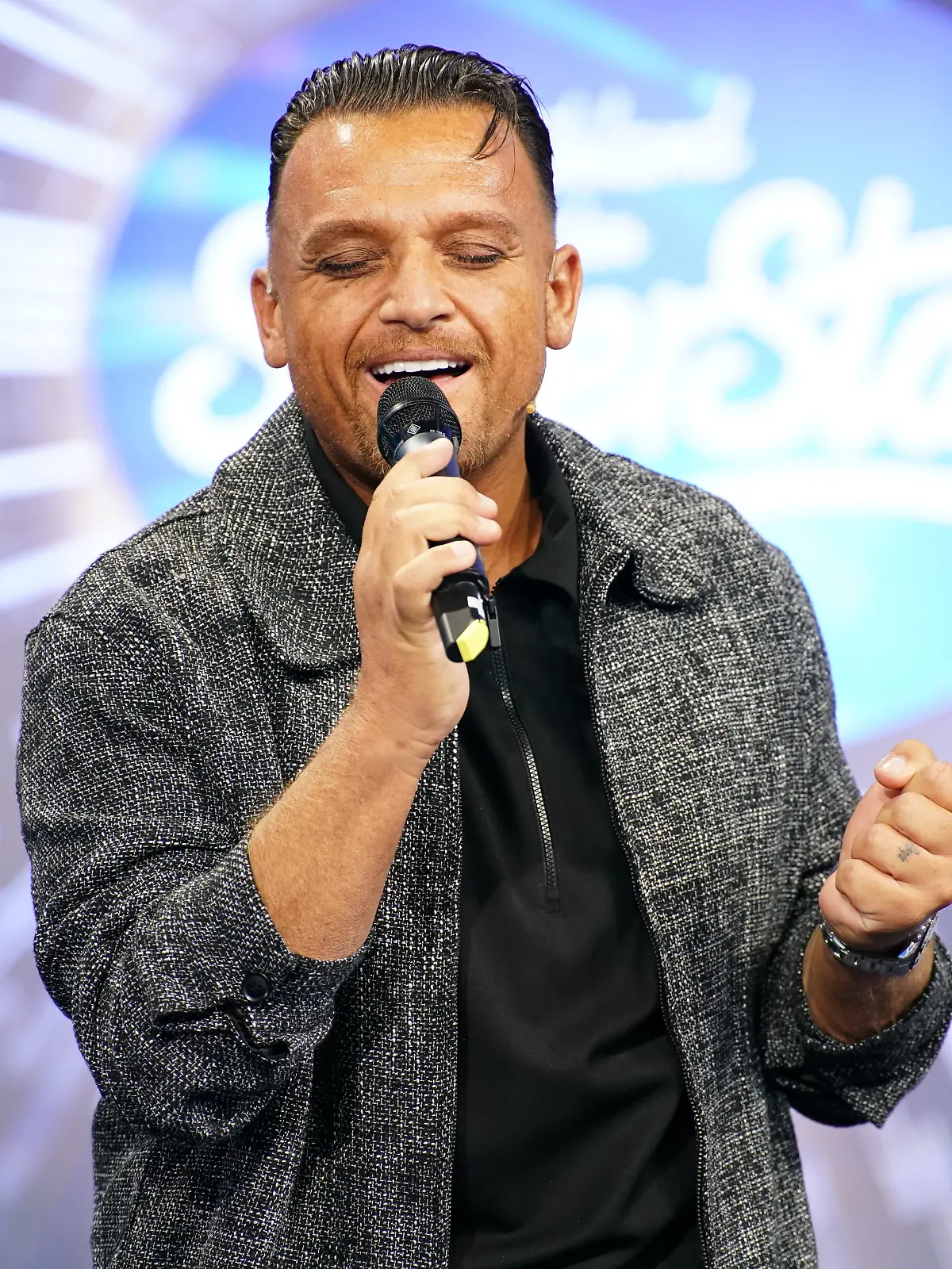 Bild zu: "Sensation bei DSDS! Ex-Finalist Menowin Fröhlich steht wieder vor der Jury"