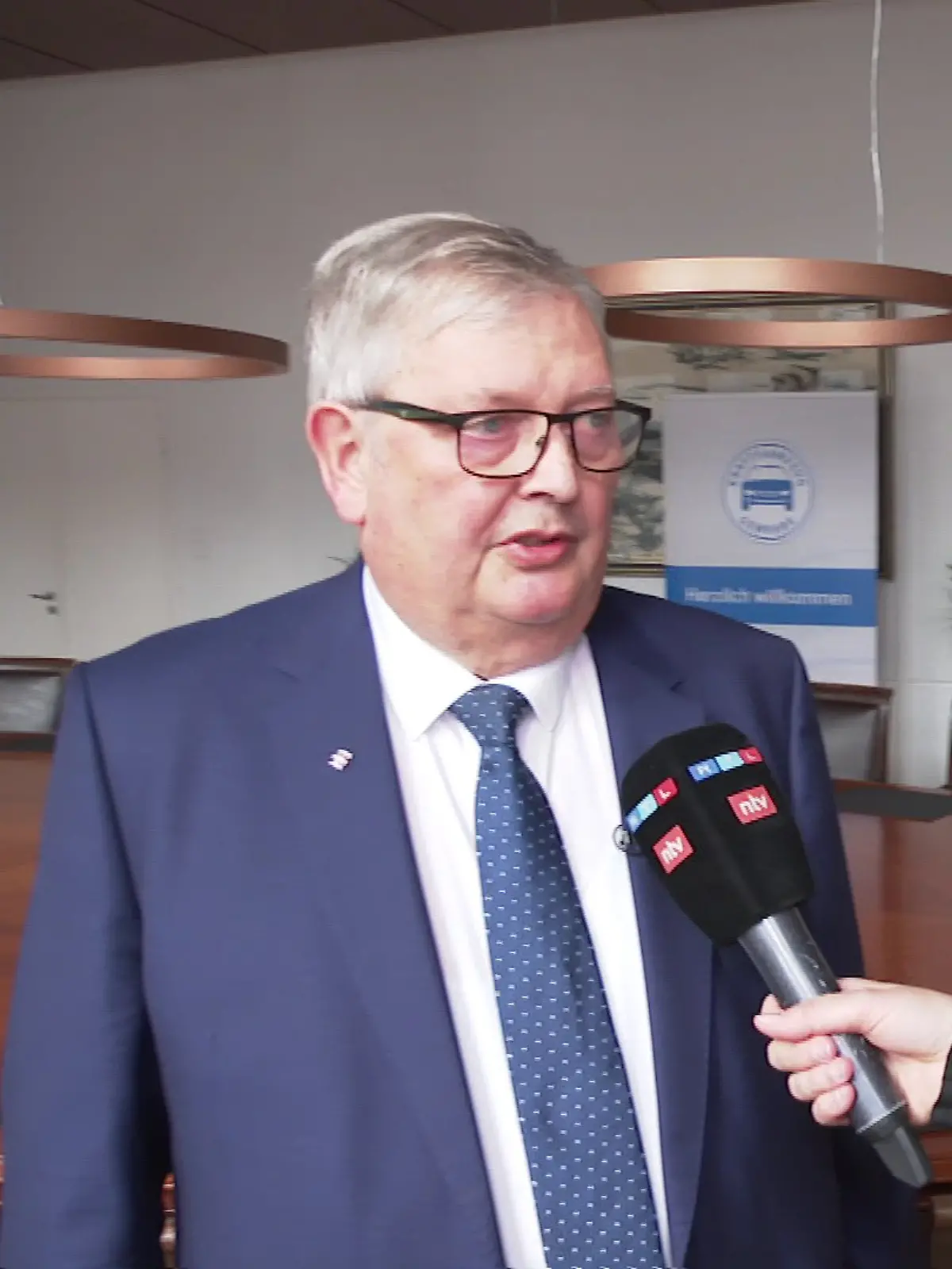 Seit heute gilt die Spritpreisbremse. Karl-Heinz Bley vom Kfz-Verband Niedersachsen-Bremen hält das für Augenwischerei