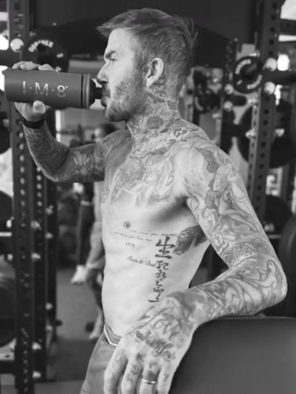 Bild zu: "Heiß, heißer, Becks! David Beckham (50) setzt seine Muskeln in Szene – oberkörperfrei!"