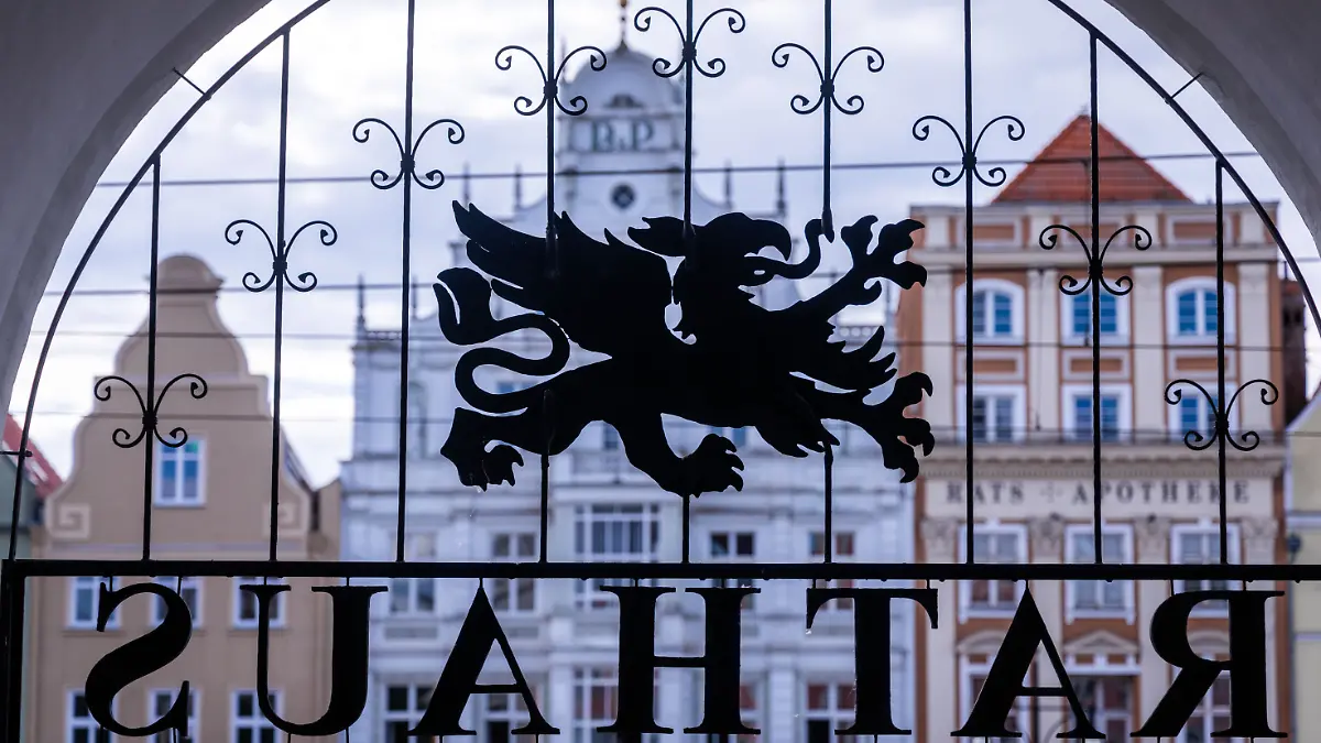 Der Schriftzug «Rathaus» hängt über dem Haupteingang zum Gebäude der Stadtverwaltung. (zu dpa: «Rund 41 Millionen Euro Defizit – Krise trifft auch Rostock») +++ dpa-Bildfunk +++