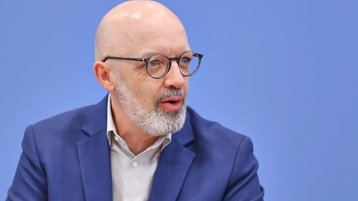 Berlin, Deutschland: Bundespressekonferenz: Gemeinschaftsdiagnose der Wirtschaftsforschungsinstitute Frühjahr 2026: Timo Wollmershäuser, ifo Institut ? Leibniz-Institut für Wirtschaftsforschung an der Universität München e.V.