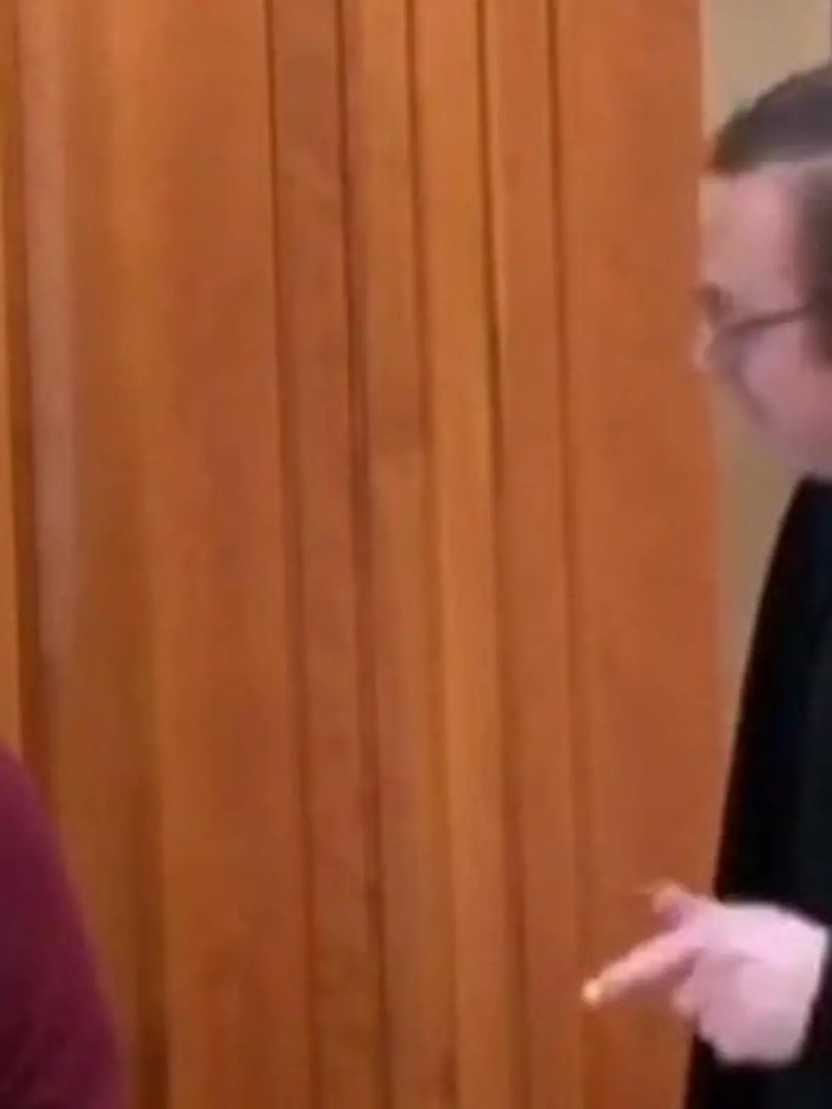 Bild zu: "Wutanfall vor Gericht! Richter geht nach Panne auf Techniker los"