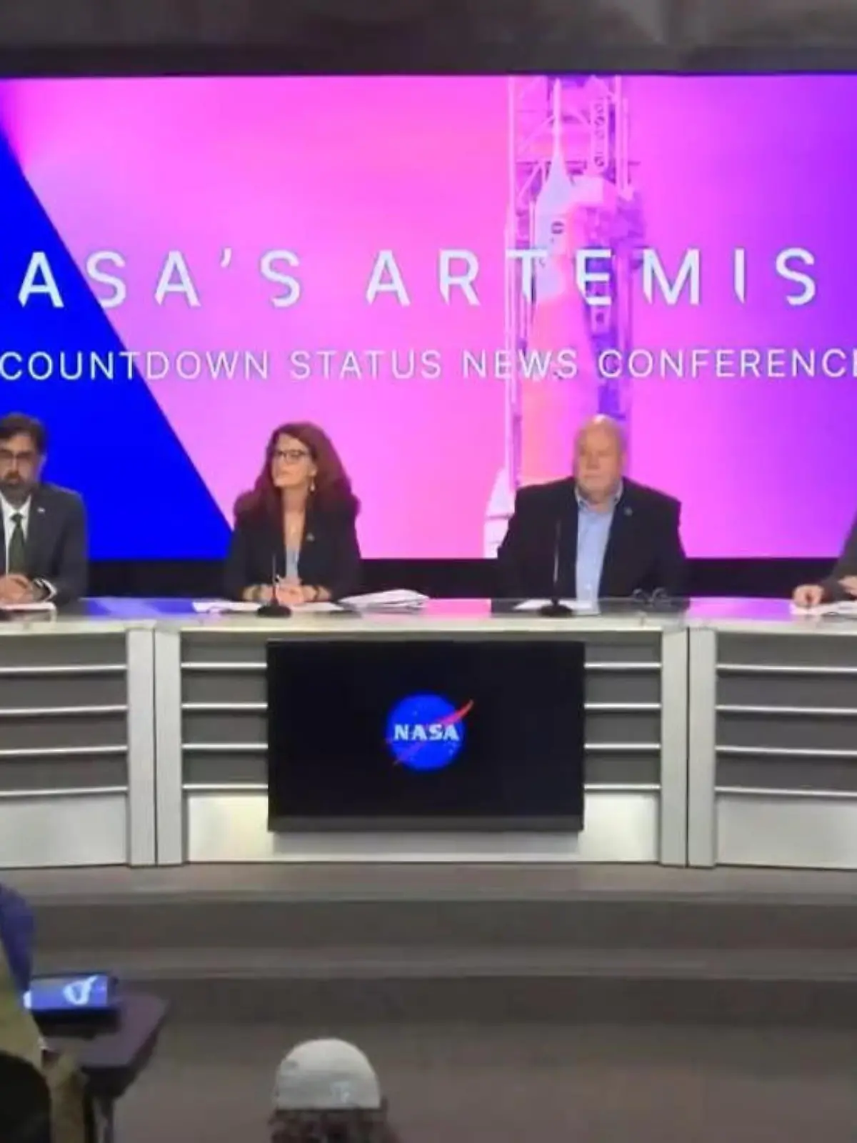 Bild zu: "Während NASA-Pressekonferenz! Plötzlich bebt der Raum"