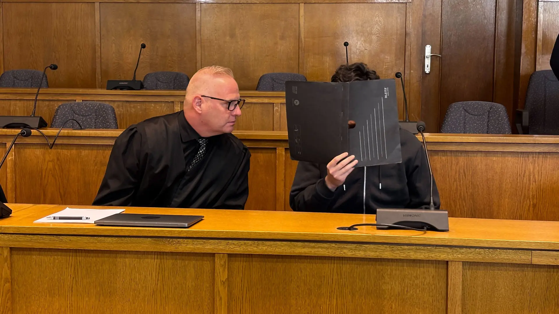 Der Tatverdächtige Ahmet G. verbirgt vor Gericht sein Gesicht.