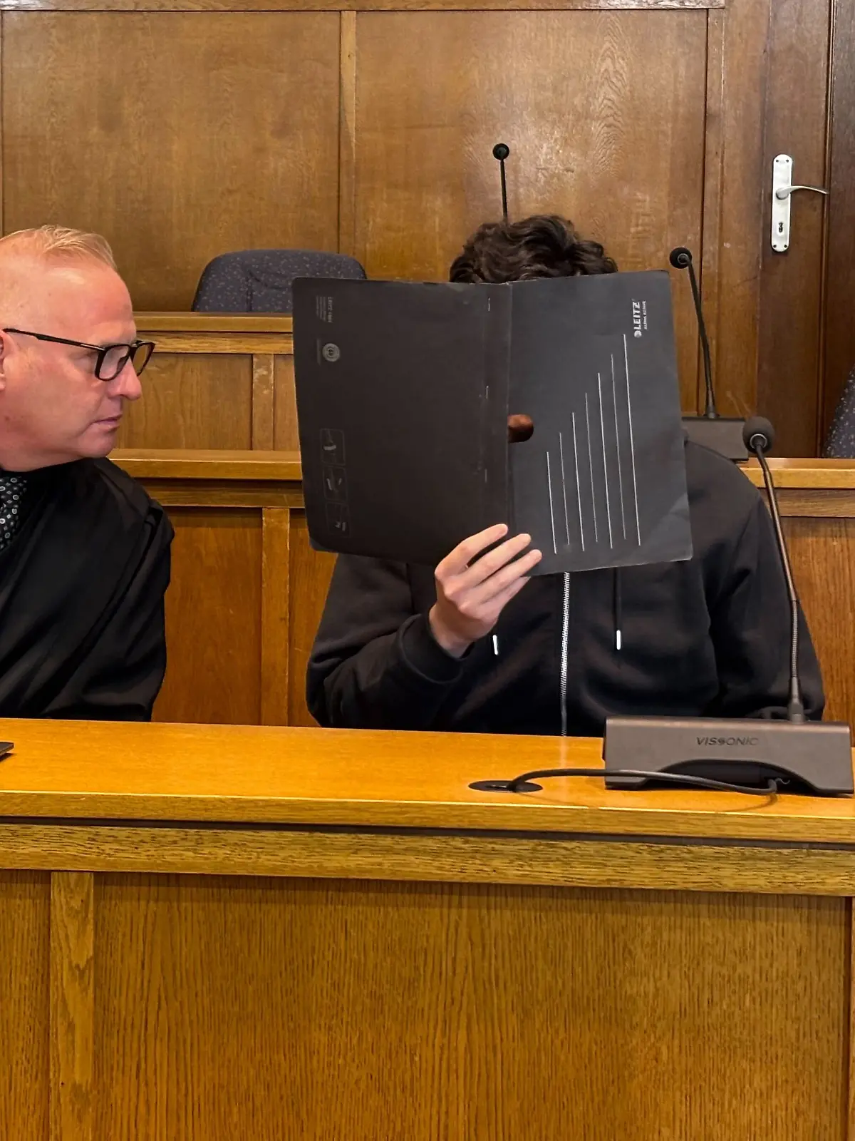 Bild zu: "Empörung nach Urteil gegen Polizisten-Killer – Zuschauer im Saal rufen „Skandal”"