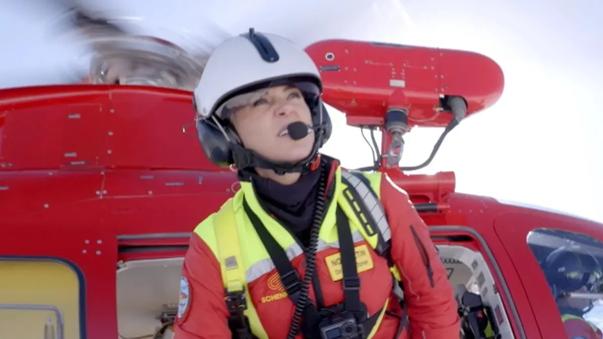 Doc Caro steigt aus einem Helikopter