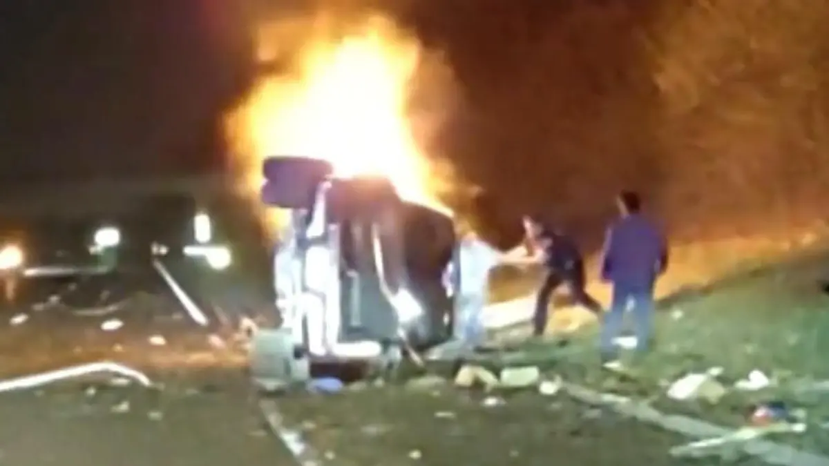 Mann nach Unfall von Flammen umzingelt – Polizist handelt instinktiv richtig! Horror-Crash in den USA