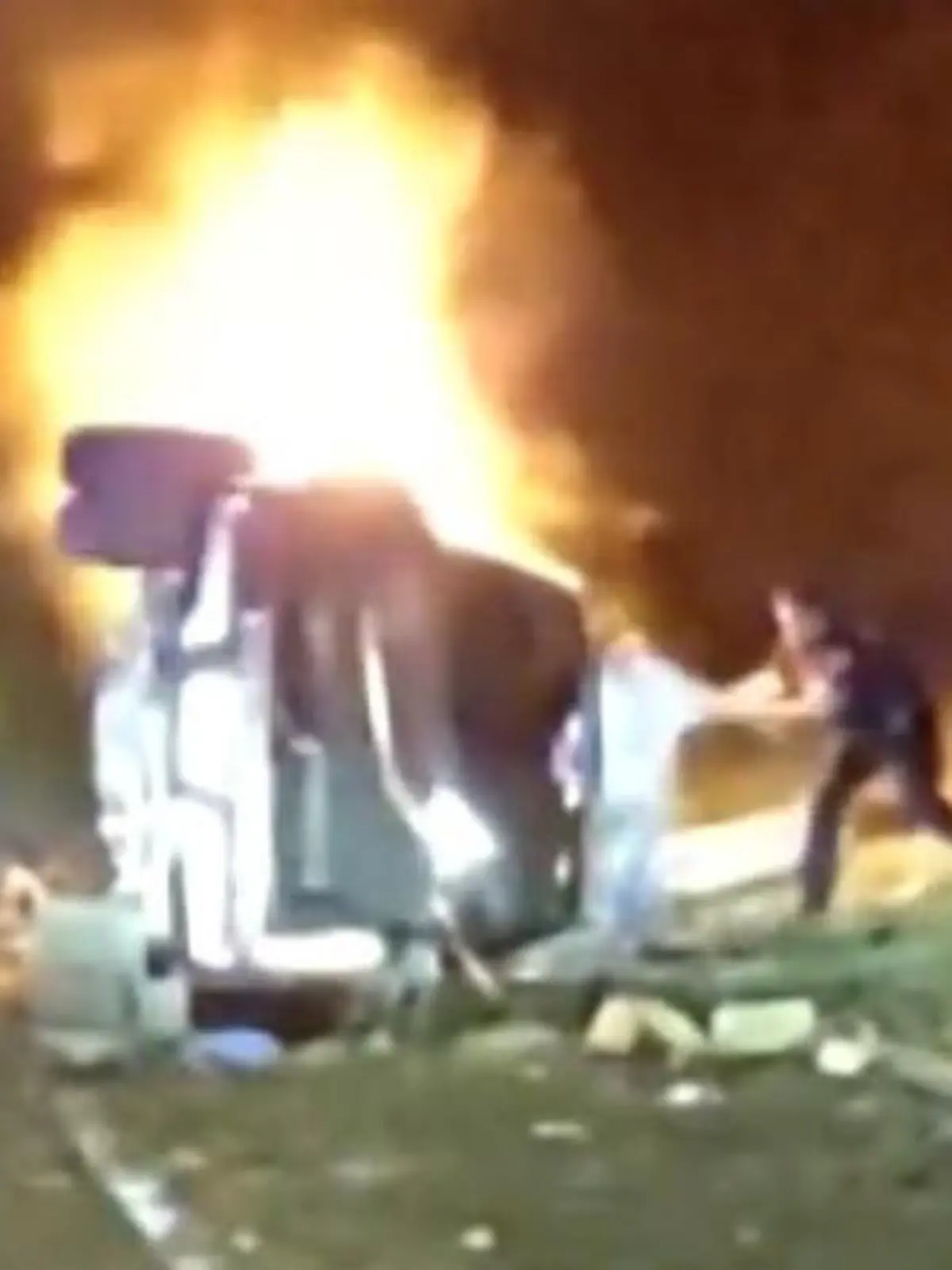 Bild zu: "Mann nach Unfall von Flammen umzingelt – Polizist handelt instinktiv richtig!"